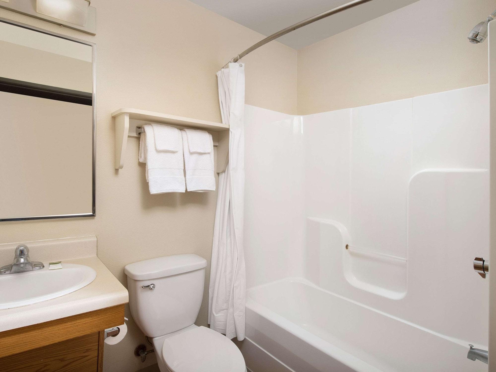 Suburban Studios Watford City Bagian luar foto