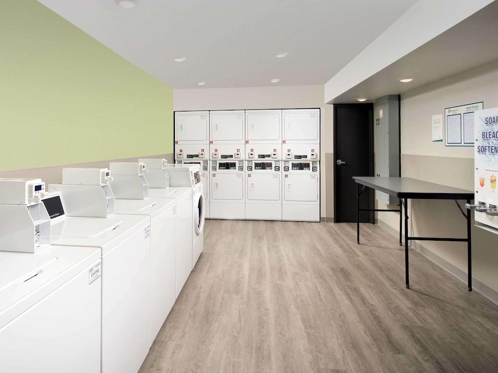 Suburban Studios Watford City Bagian luar foto