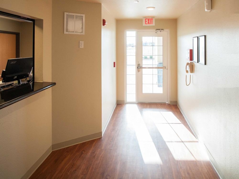 Suburban Studios Watford City Bagian luar foto