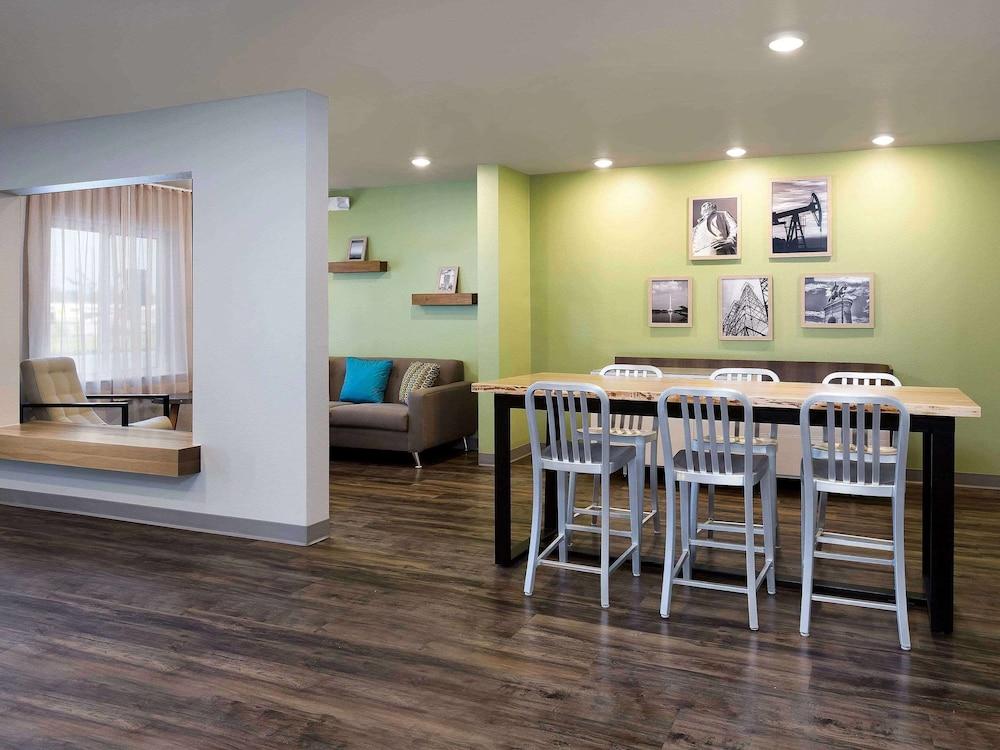 Suburban Studios Watford City Bagian luar foto