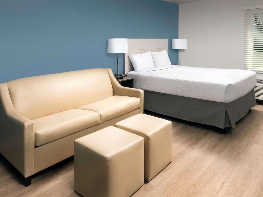 Suburban Studios Watford City Bagian luar foto