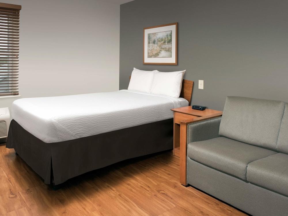 Suburban Studios Watford City Bagian luar foto
