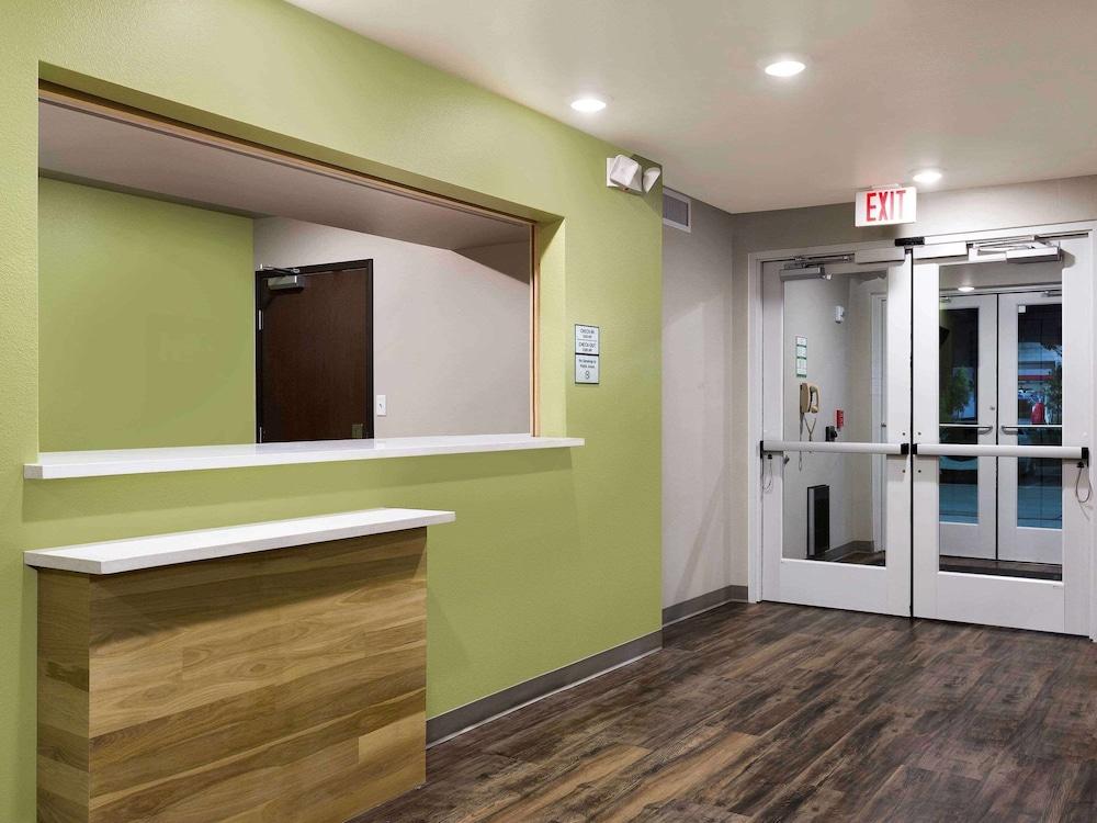 Suburban Studios Watford City Bagian luar foto