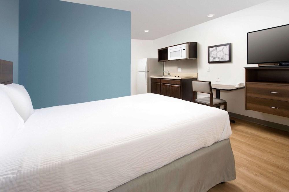 Suburban Studios Watford City Bagian luar foto