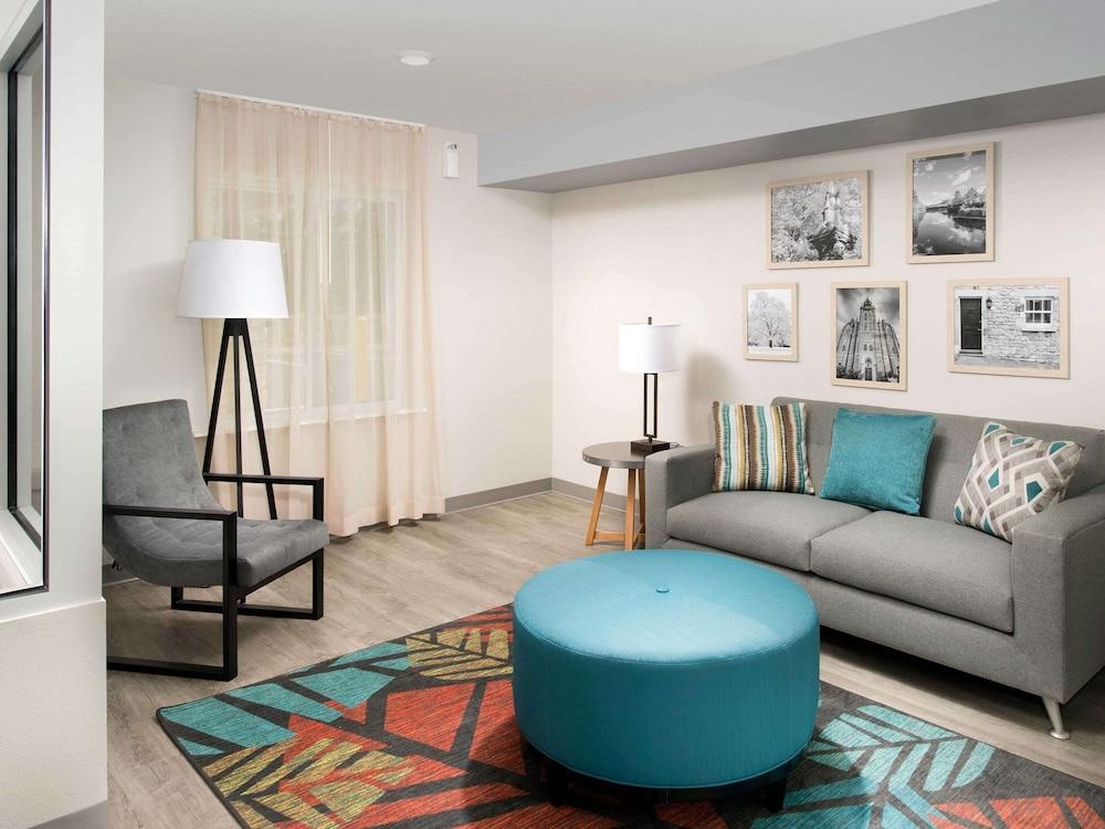 Suburban Studios Watford City Bagian luar foto