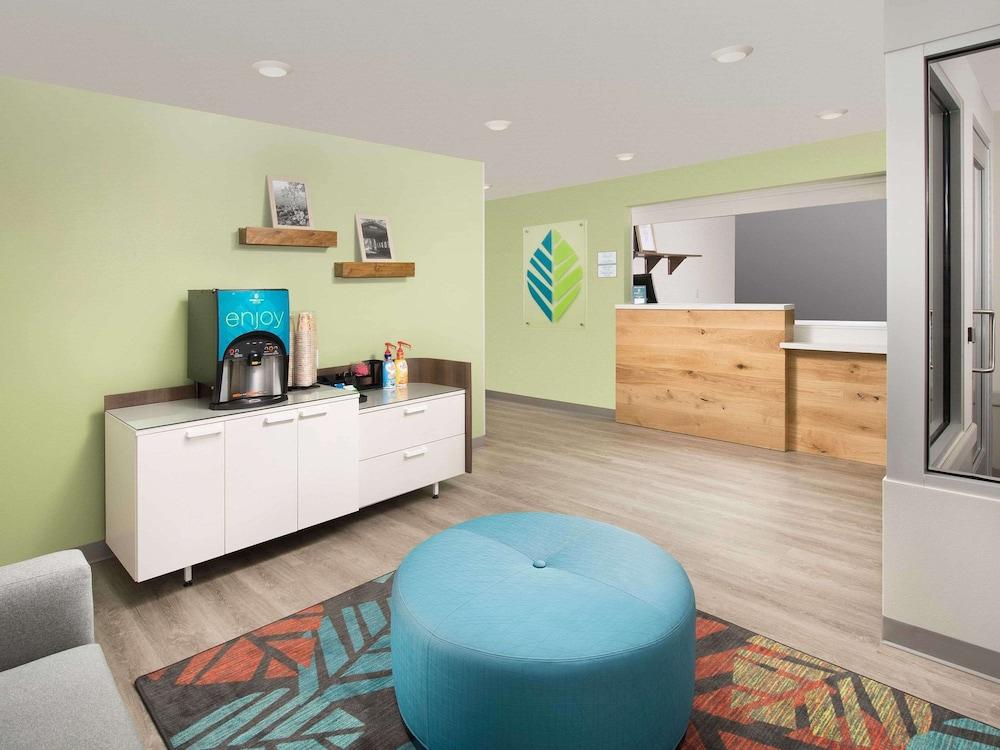 Suburban Studios Watford City Bagian luar foto