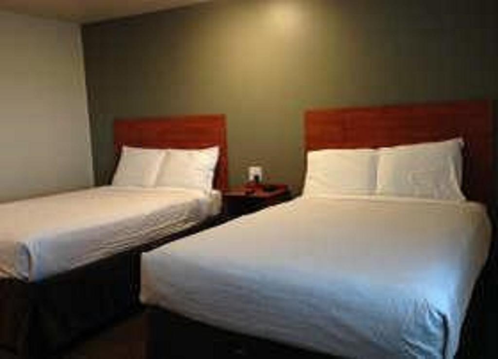 Suburban Studios Watford City Bagian luar foto