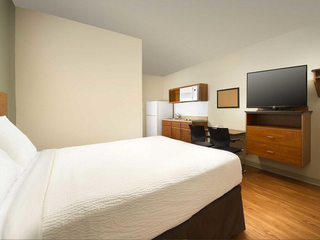 Suburban Studios Watford City Bagian luar foto